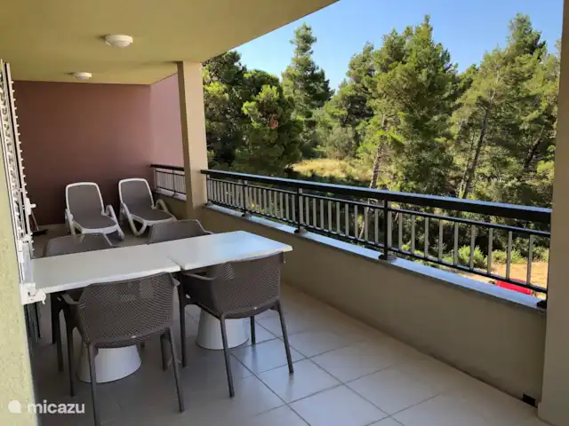 appartement huren in Kroatië, Dalmatië, Makarska – Apartment Maral Makarska Dalmatie Groot, overdekt balkon aan eetkamer zijde