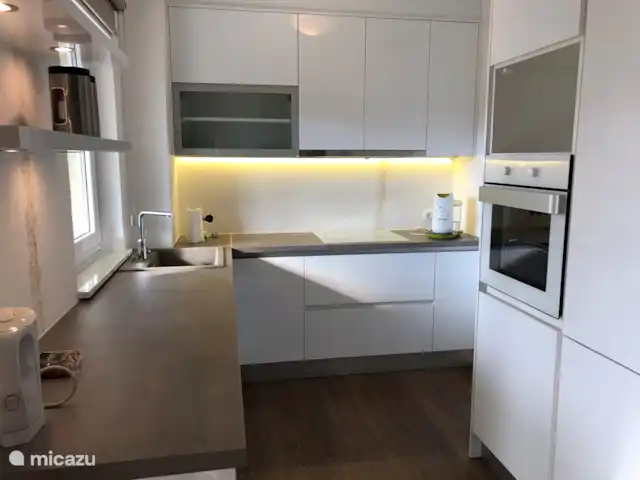 appartement huren in Kroatië, Dalmatië, Makarska – Apartment Maral Makarska Dalmatie Villa Makarska: keuken met moderne apparaten, vaatwasser, oven, magnetron keramische kookplaat