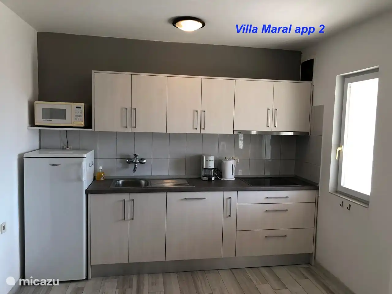Villa Maral App A2 : cuisine, avec lave-vaisselle et plaque vitrocéramique