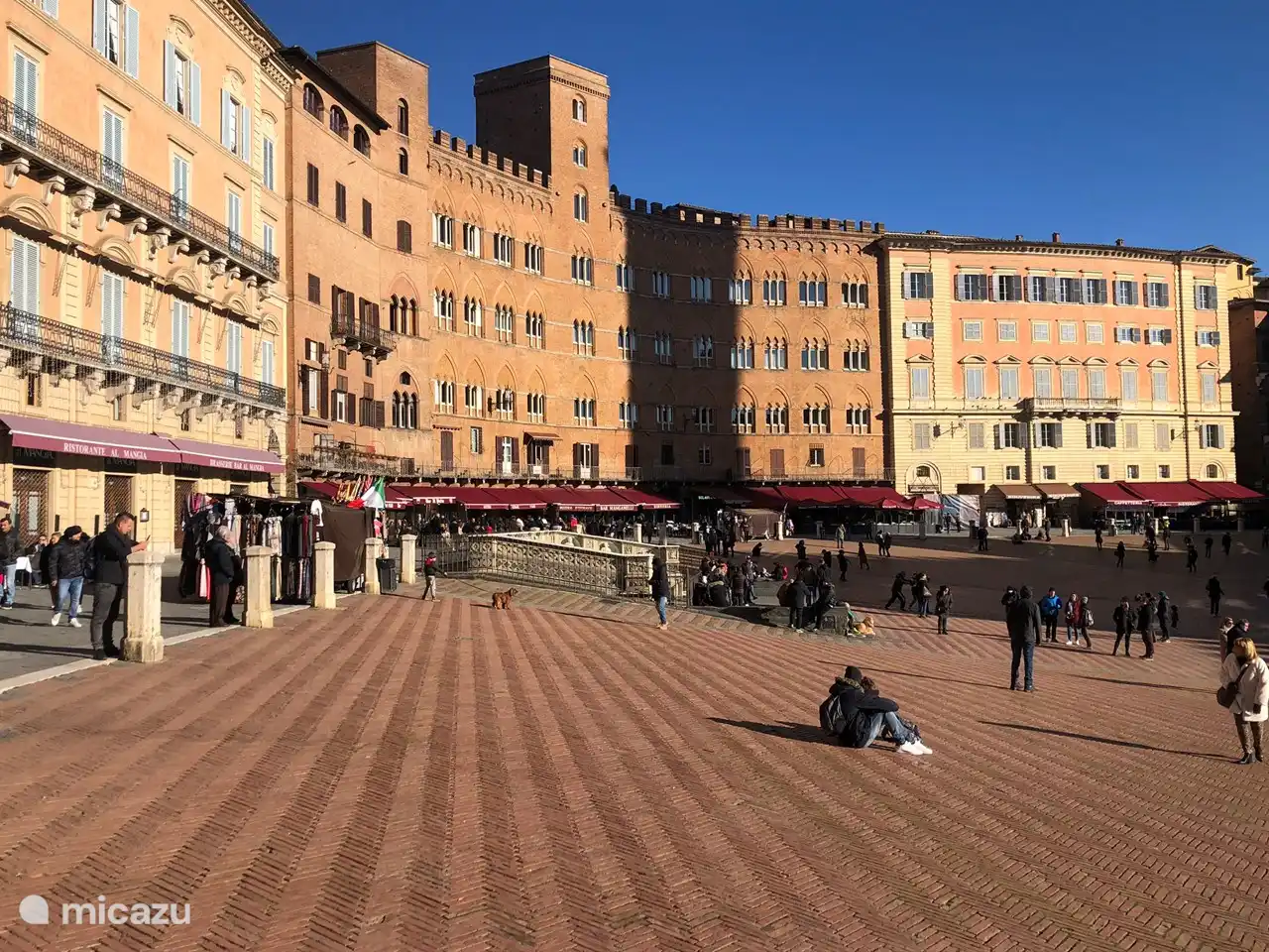 La belle ville de Sienne est à 48 km. Outre la célèbre place, il y a aussi un certain nombre de musées intéressants et bien sûr la cathédrale.