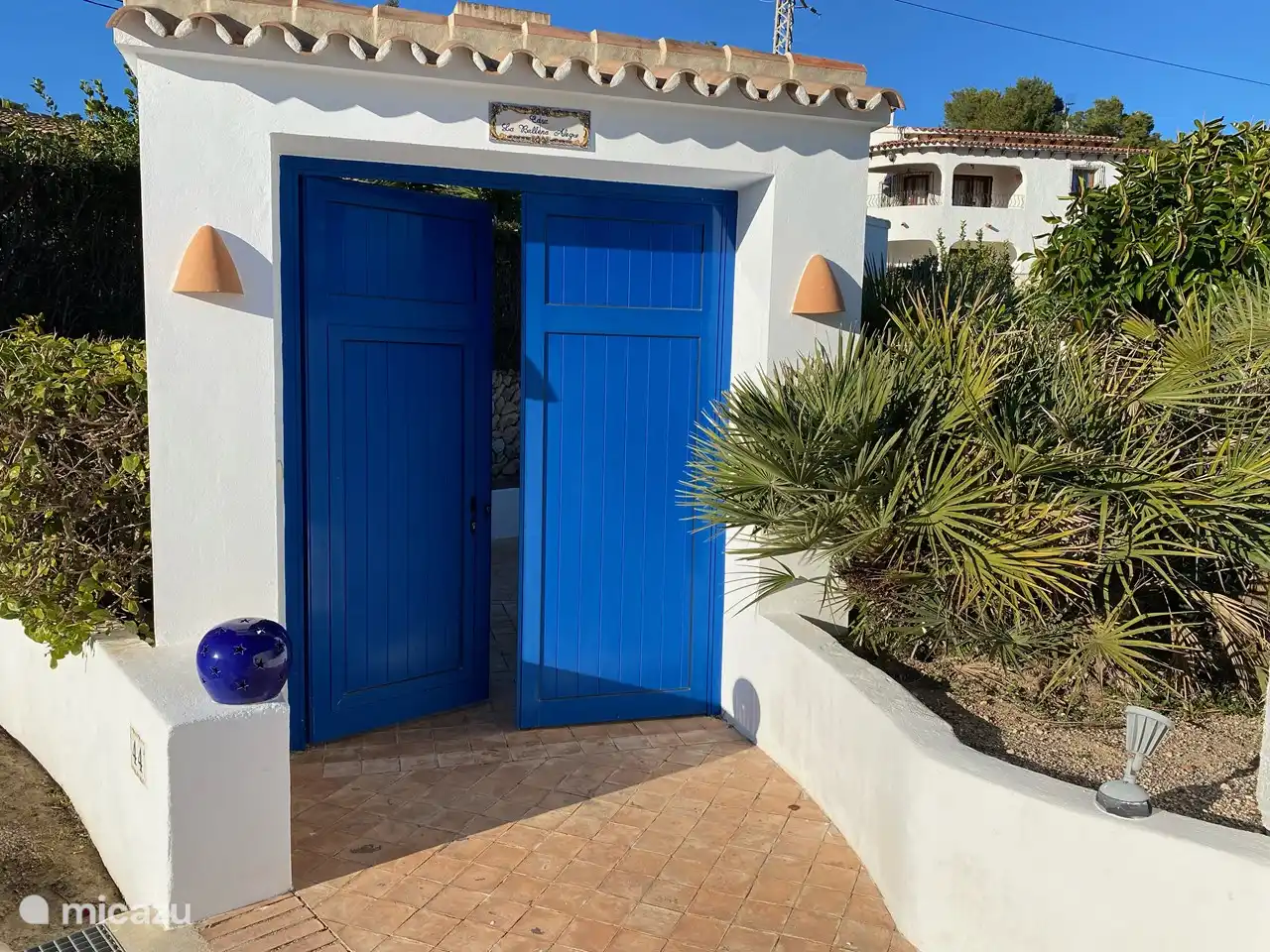 Porte d'entrée le long du magnifique jardin de devant.