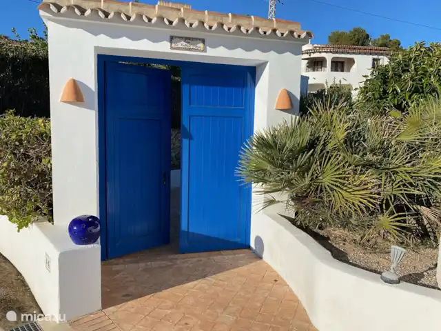 Casa Ballena Alegre | Espagne, Costa Blanca, Moraira - villa Porte d'entrée le long du magnifique jardin de devant.