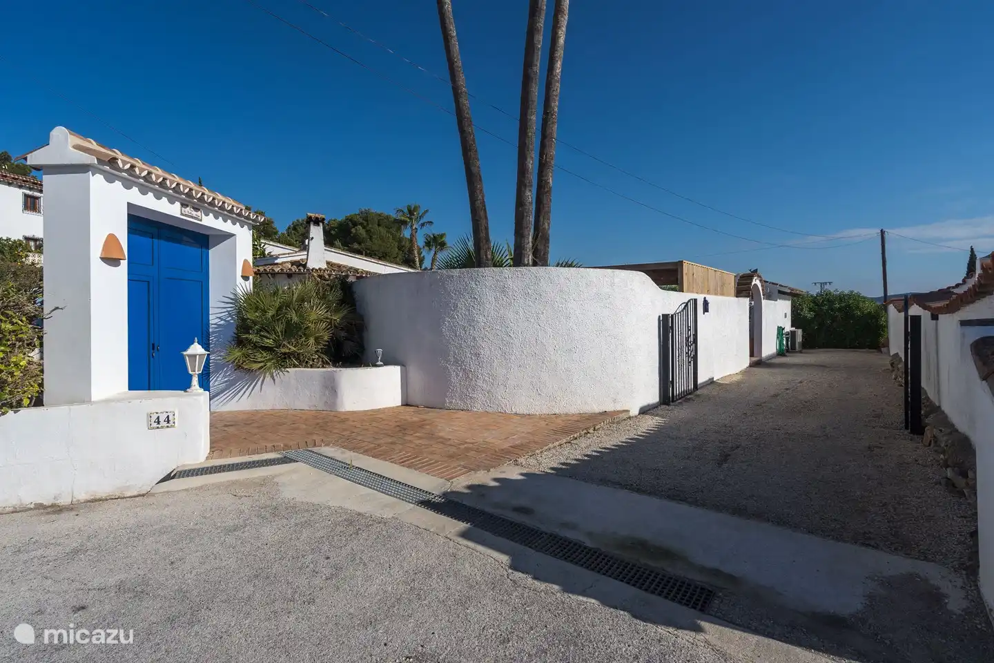 Porte d'entrée et allée, espace pour 3 voitures. La porte est verrouillable.