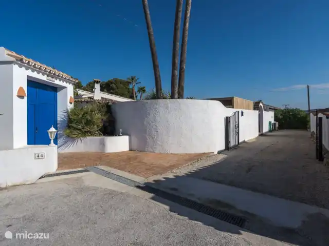 Casa Ballena Alegre | Espagne, Costa Blanca, Moraira - villa Porte d'entrée et allée, espace pour 3 voitures. La porte est verrouillable.