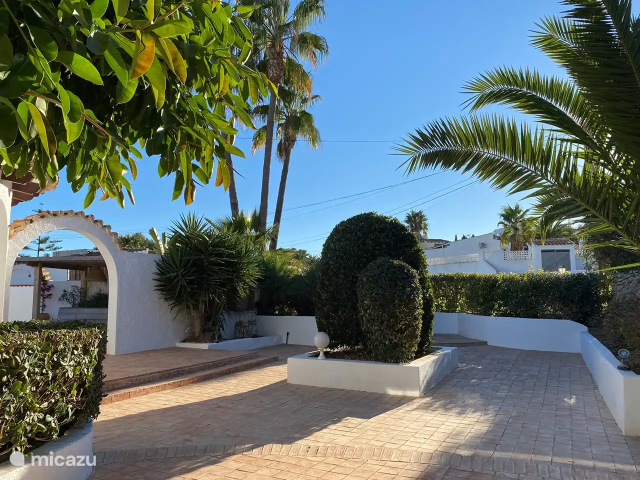 La belle cour avant.