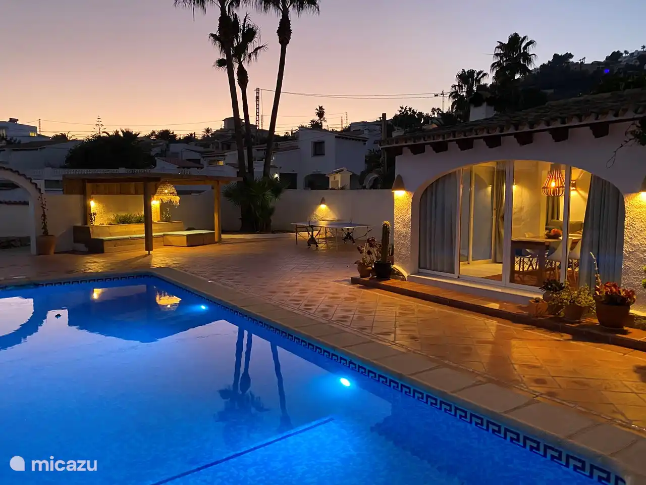 Tout le jardin est illuminé pour que vous puissiez rester dehors jusqu'au petit matin ! Piscine bien éclairée, LED (différentes couleurs possibles).