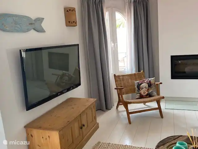 Espace de vie lumineux avec TV 50 pouces, TV satellite Flandre et Chromecast.