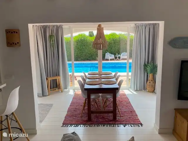 Les fenêtres du patio peuvent toutes être ouvertes.