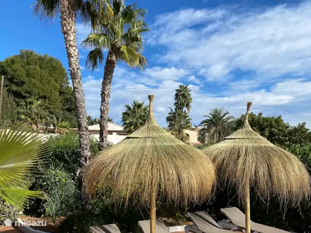 Casa Ballena Alegre | Espagne, Costa Blanca, Moraira - villa Chaises longues dans une ambiance méridionale.