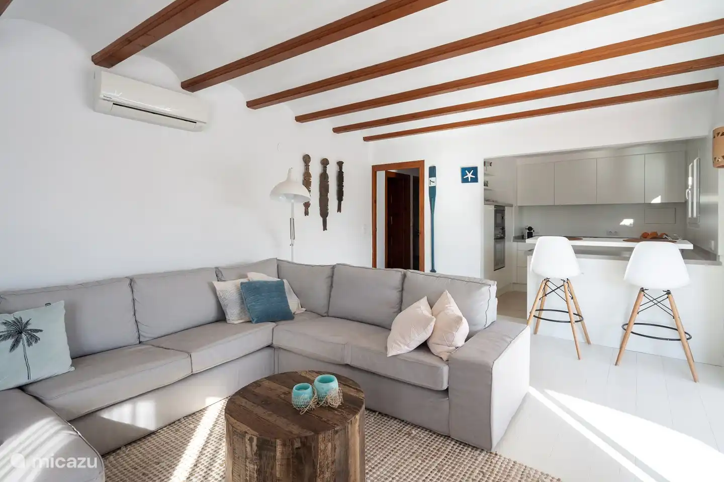 Frais avec la climatisation et beaucoup de lumière du patio.