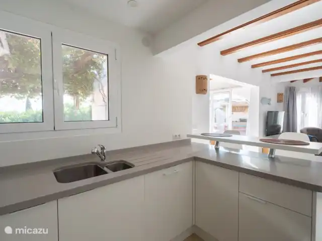 Casa Ballena Alegre | Espagne, Costa Blanca, Moraira - villa Délicieuse cuisine avec tous les appareils avec vue sur la piscine et la terrasse.