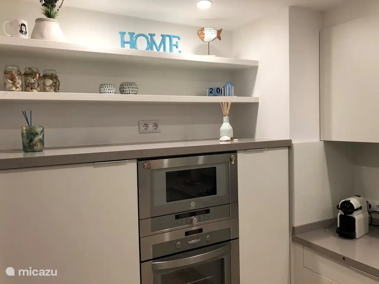 Cuisine moderne, entièrement équipée.
Machine à café Nespresso, bouilloire Smeg, four micro-ondes, four, lave-vaisselle, grille-pain, croque monsieur, presse-agrumes, mixeur plongeant, gazinière, réfrigérateur et congélateur (dans le pool house) Lave-linge également présent dans le pool house.