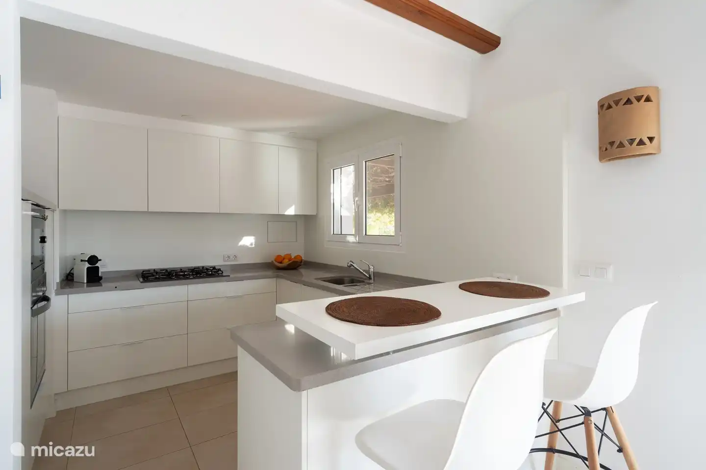 Coin apéritif cosy dans la cuisine.