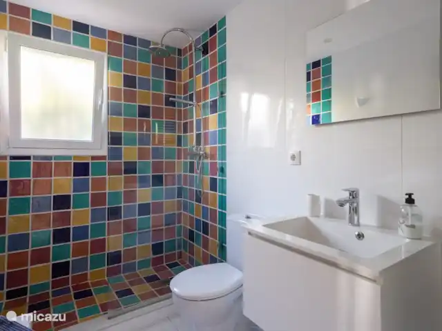 Casa Ballena Alegre | Espagne, Costa Blanca, Moraira - villa Salle de bain avec lavabo, meuble, WC et douche pluie.