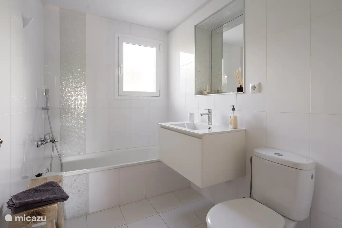 Salle de bain avec baignoire, lavabo avec meuble, WC.