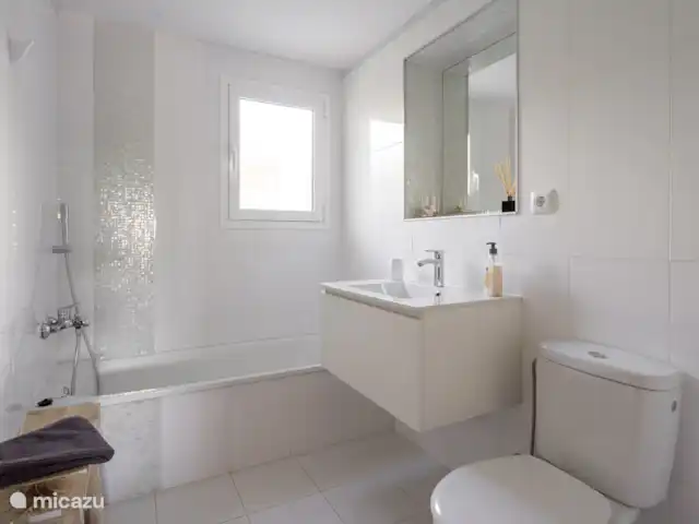 Casa Ballena Alegre | Espagne, Costa Blanca, Moraira - villa Salle de bain avec baignoire, lavabo avec meuble, WC.