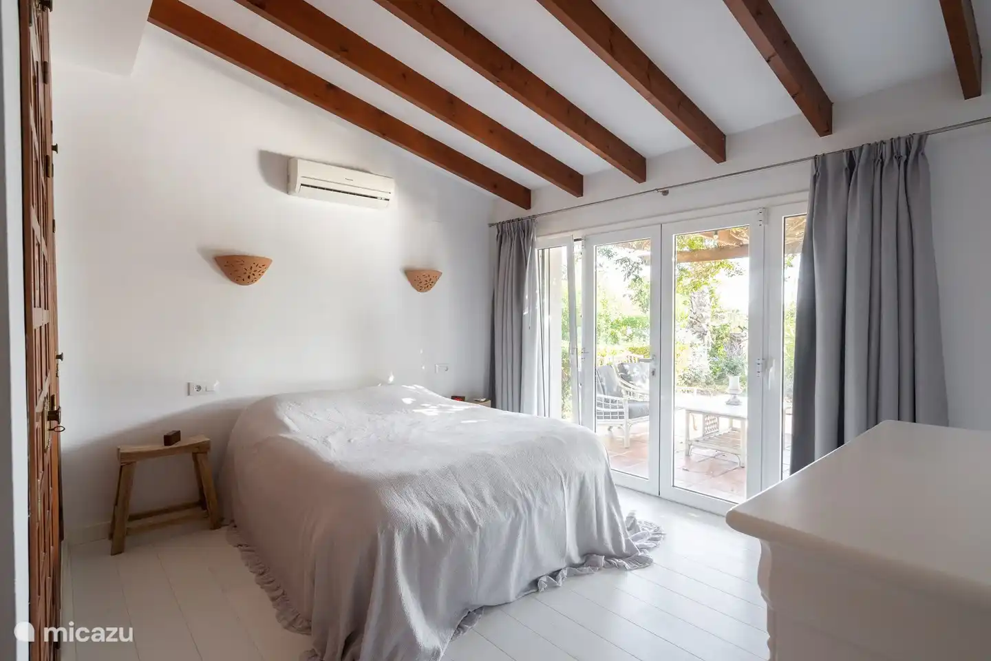 Grande chambre avec vue et accès à la terrasse/piscine, climatisation et placard intégré. Taille du lit : 180cmx200cm.