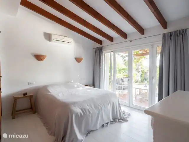 Casa Ballena Alegre | Espagne, Costa Blanca, Moraira - villa Grande chambre avec vue et accès à la terrasse/piscine, climatisation et placard intégré. Taille du lit : 180cmx200cm.