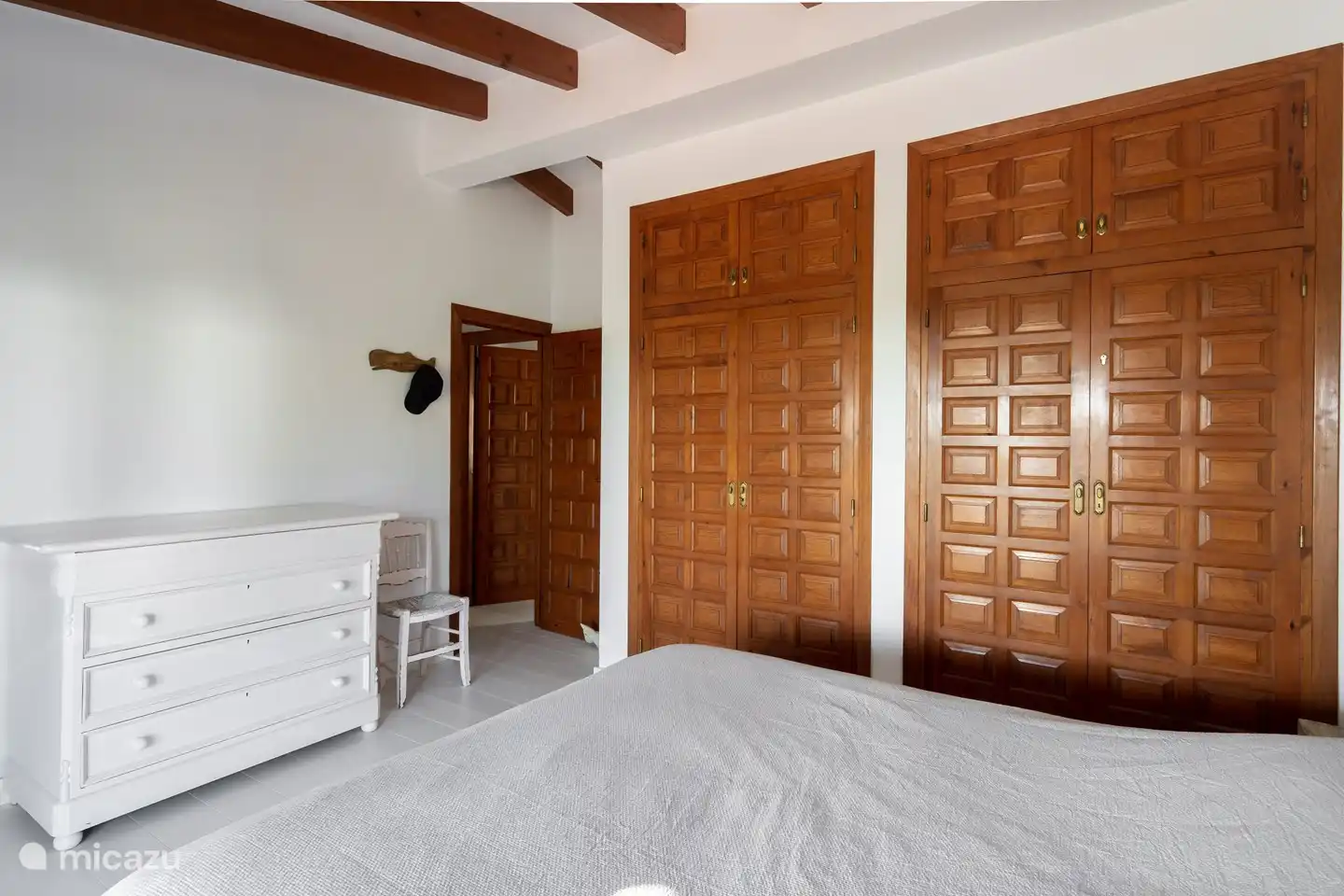 Grand placard et commode.