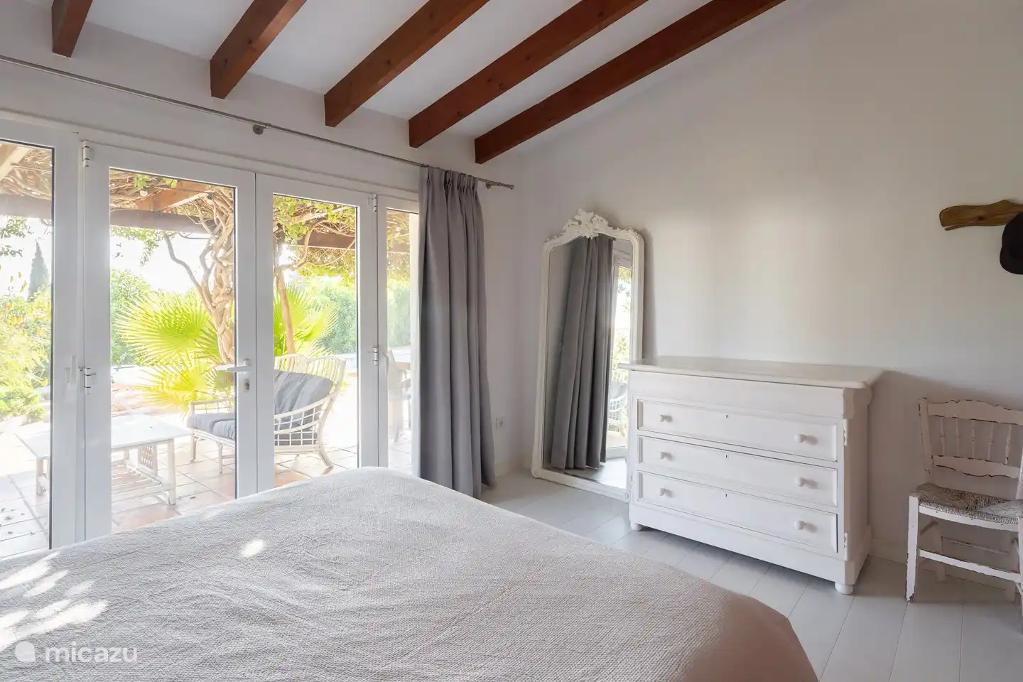 La chambre est livrée avec la porte d'entrée avec serrure de sécurité.