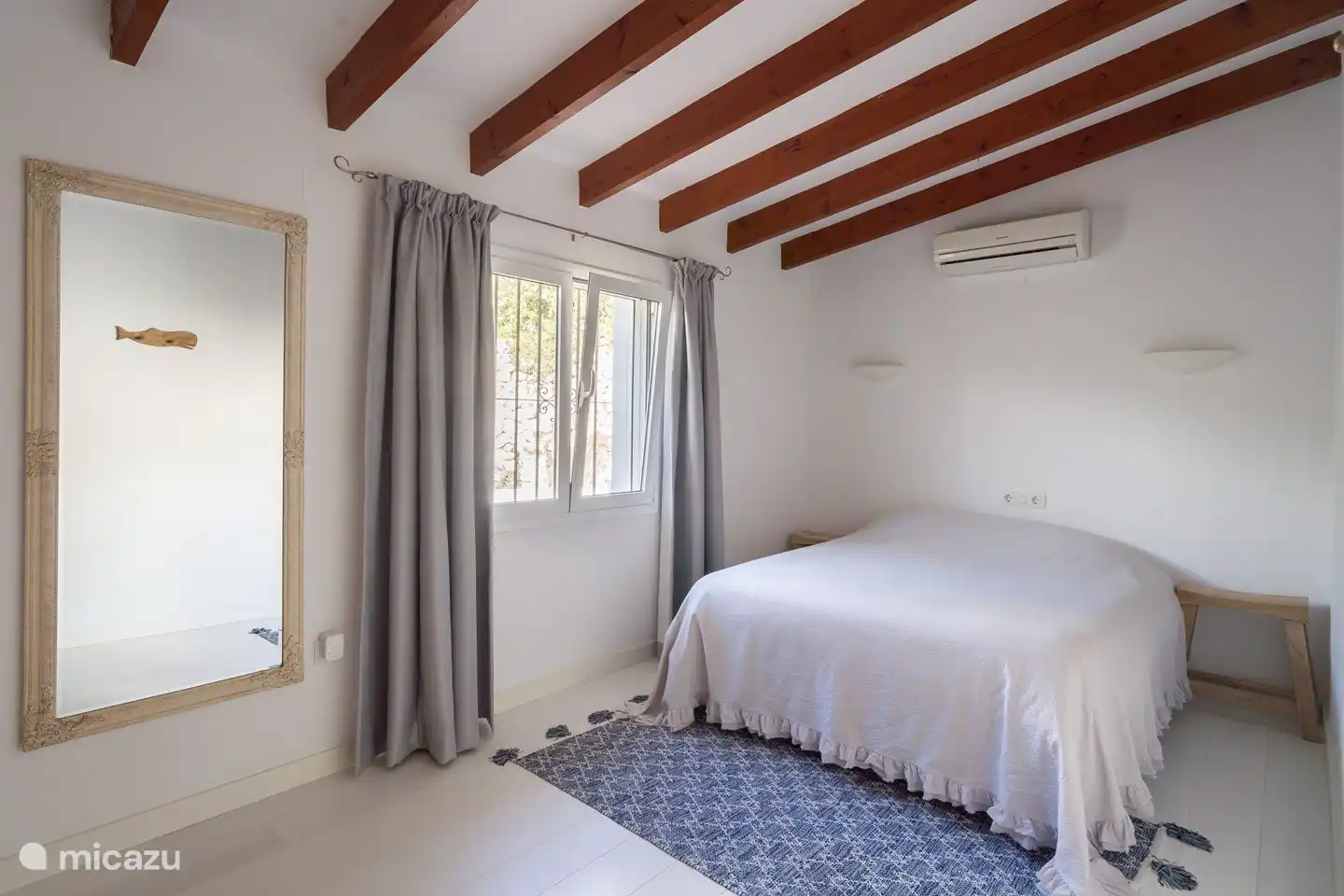 Grande chambre 2, avec climatisation et placard intégré, vue sur le verger.