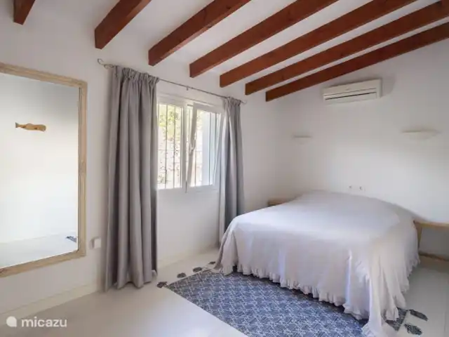Casa Ballena Alegre | Espagne, Costa Blanca, Moraira - villa Grande chambre 2, avec climatisation et placard intégré, vue sur le verger.