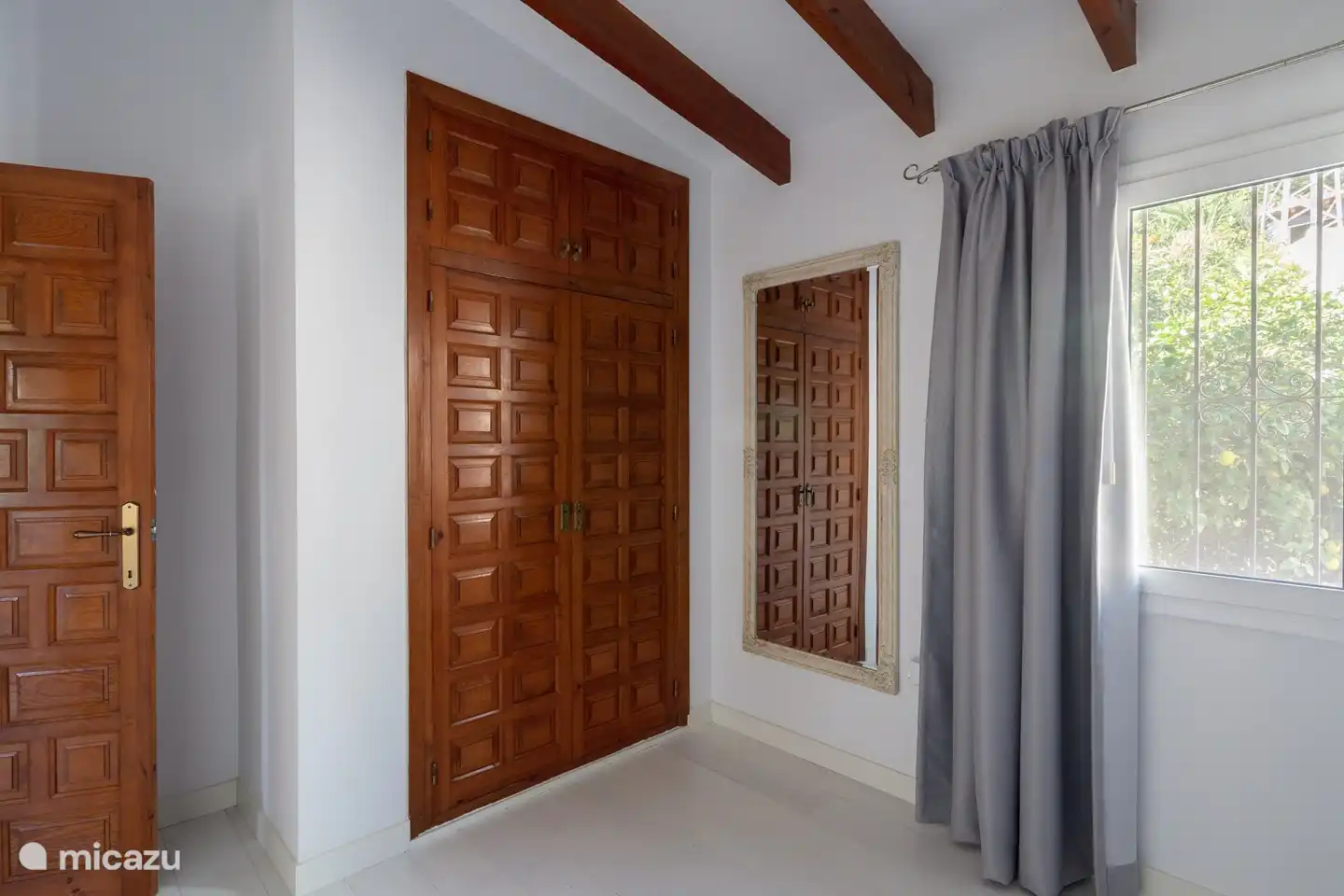 Chambre spacieuse avec grand miroir pratique.