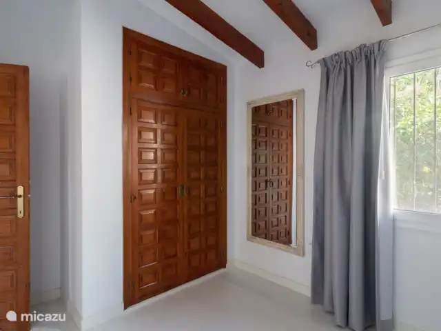 Casa Ballena Alegre | Espagne, Costa Blanca, Moraira - villa Chambre spacieuse avec grand miroir pratique.
