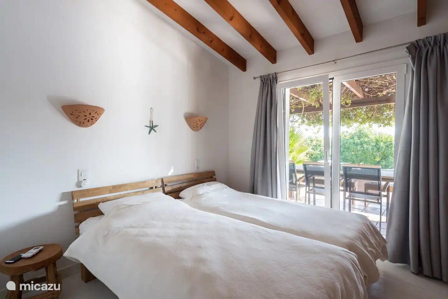 Chambre 3, avec placard, climatisation et vue sur la piscine et la terrasse.