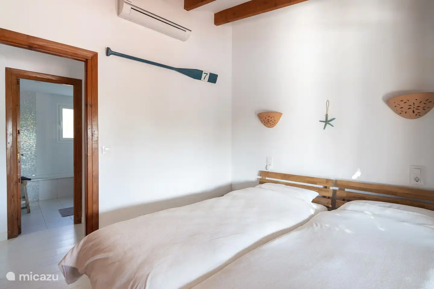 Belle chambre, près des salles de bain.