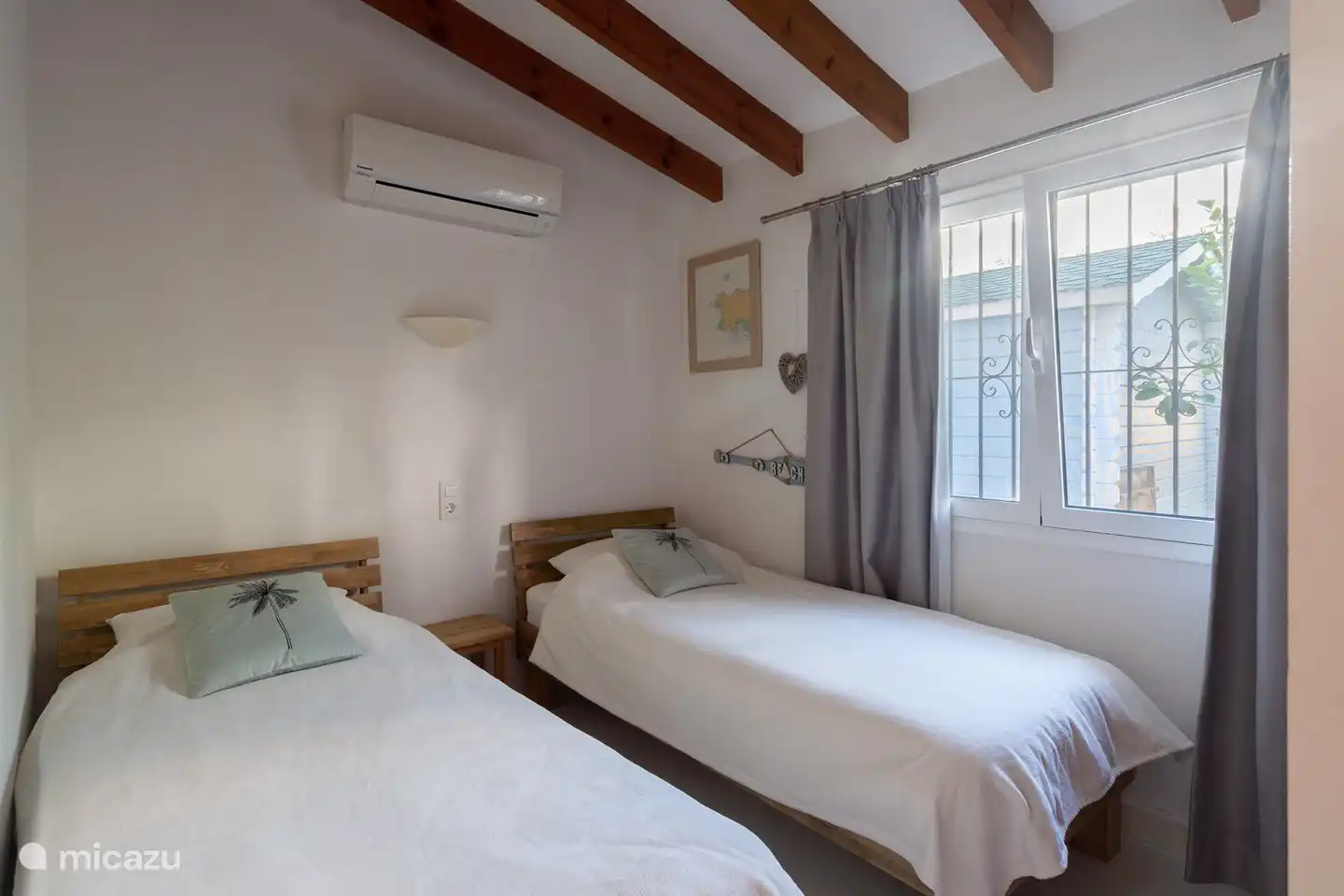 Chambre 4, avec vue sur le verger, climatisation et placard intégré.