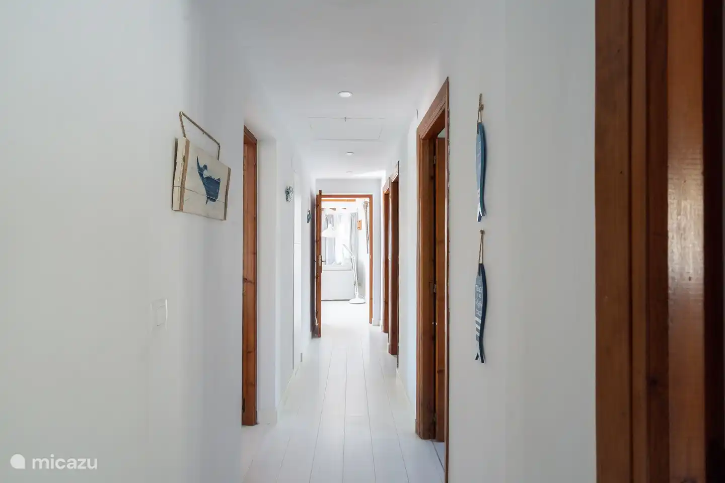 Couloir avec accès à toutes les chambres et salles de bains au salon.