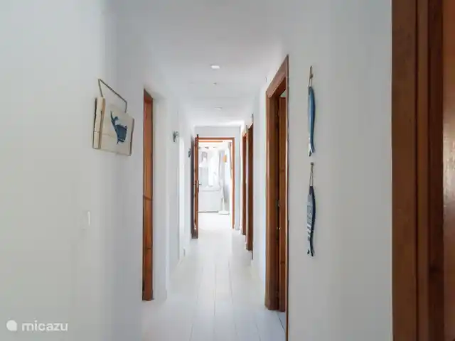 Casa Ballena Alegre | Espagne, Costa Blanca, Moraira - villa Couloir avec accès à toutes les chambres et salles de bains au salon.
