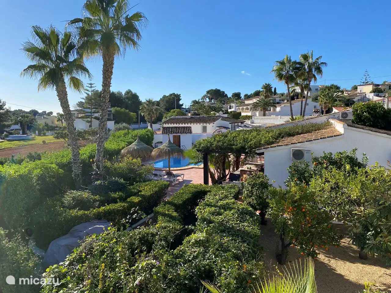 Joli jardin avec verger.