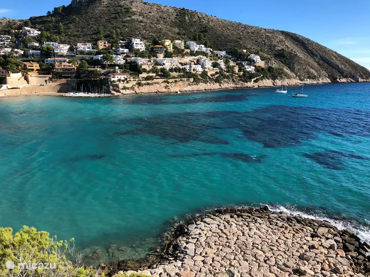 La belle El Portet est accessible en voiture (+/- 6 min.) ou encore mieux à pied via le port de Moraira, à pied le long de la baie.