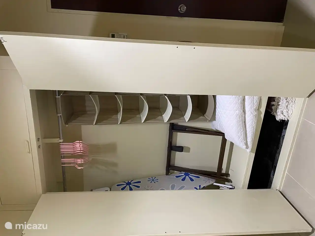 Armario con toallas y toallas de playa, ropa de cama adicional, tabla de planchar, plancha, etc.