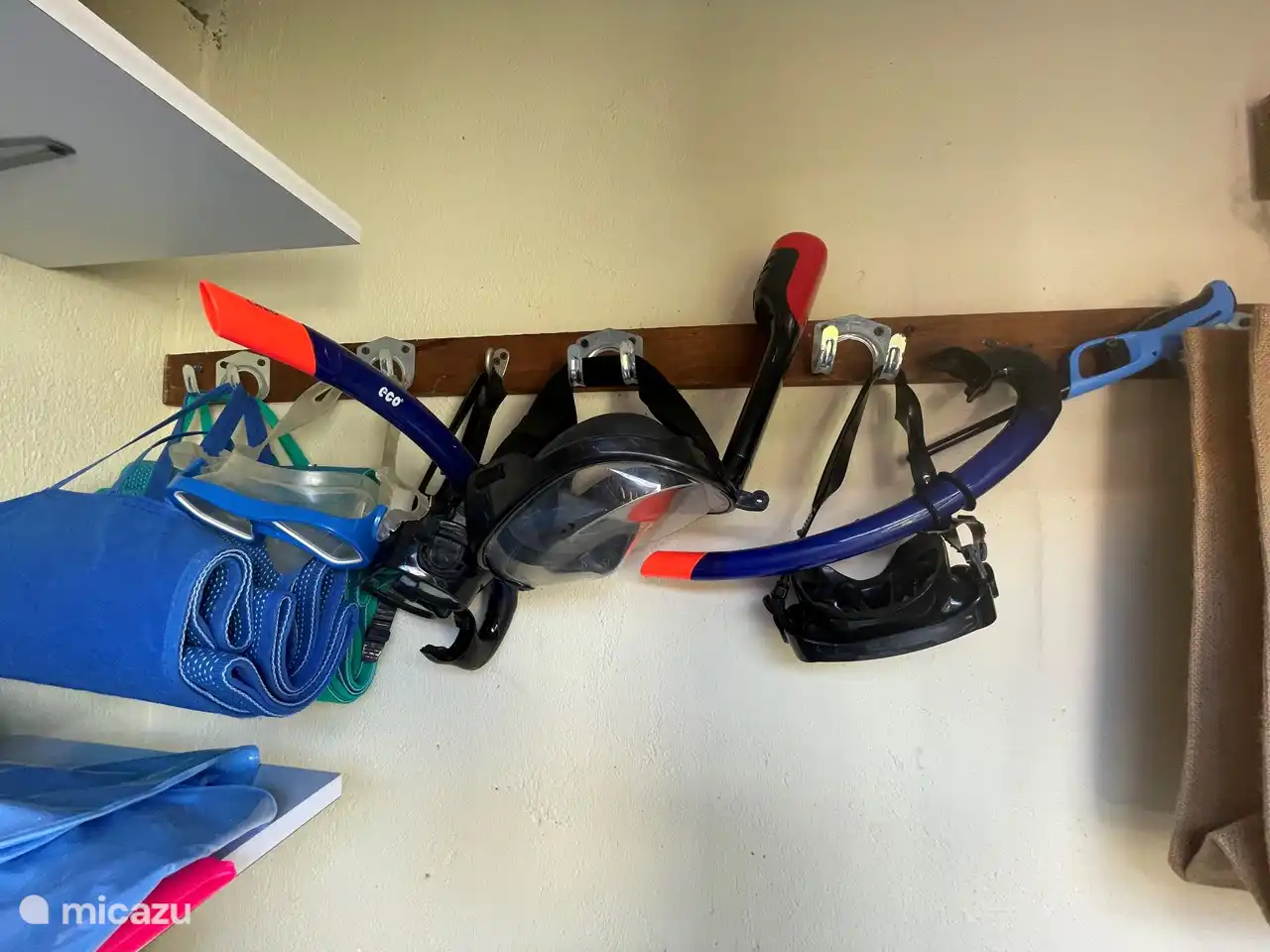 Espacio de almacenaje con todo lo necesario para ir a la playa