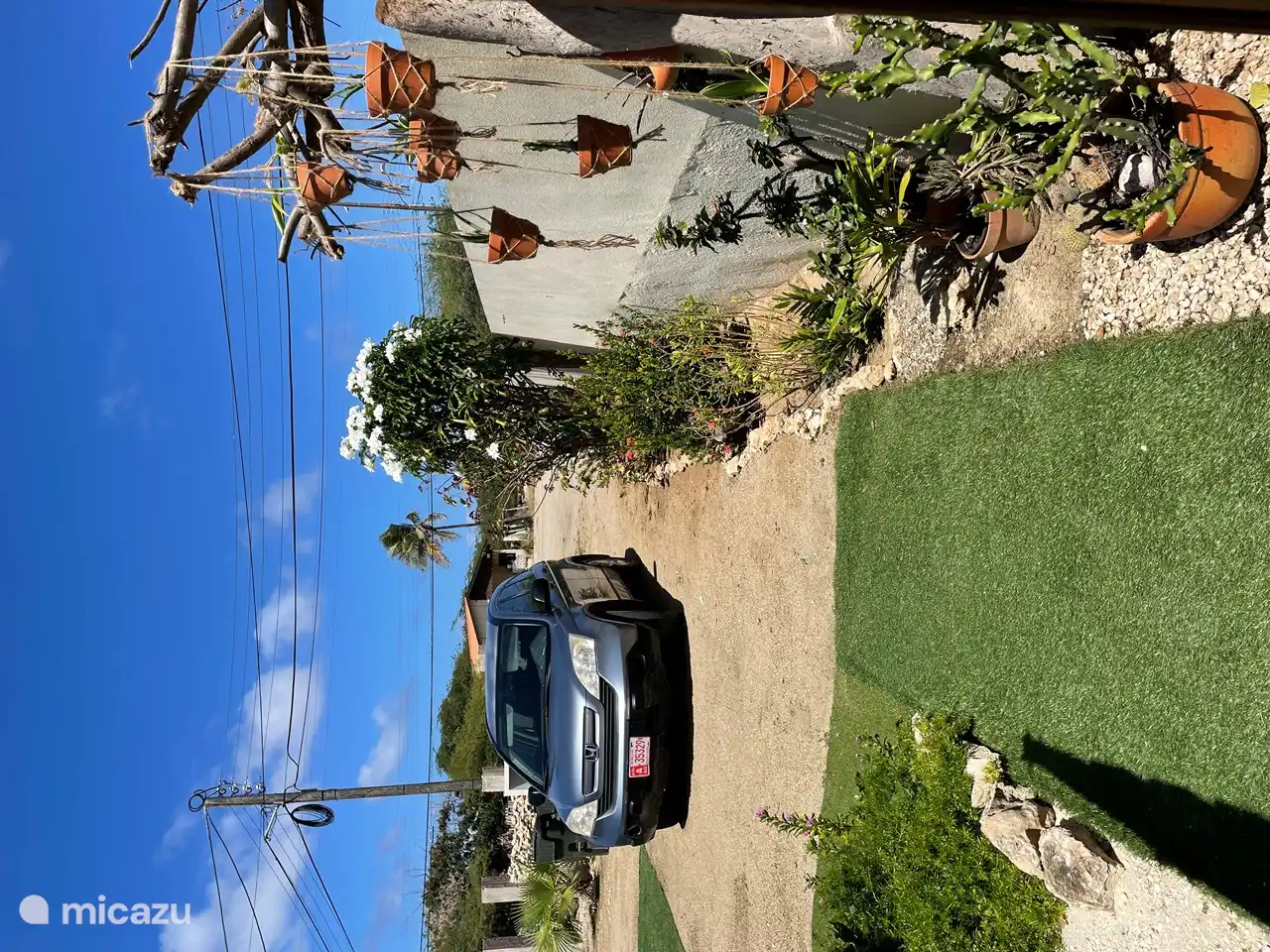 Entrada puedes aparcar tu coche delante de la puerta