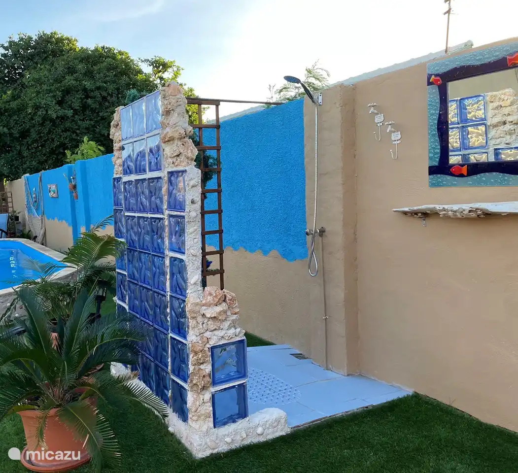 Ducha exterior para que puedas ducharte antes de nadar por motivos de higiene.