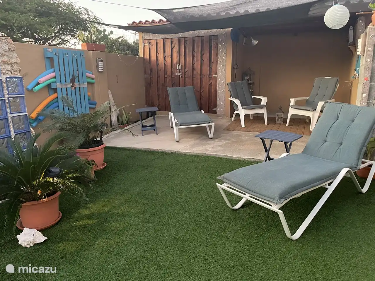 Tumbonas junto a la piscina