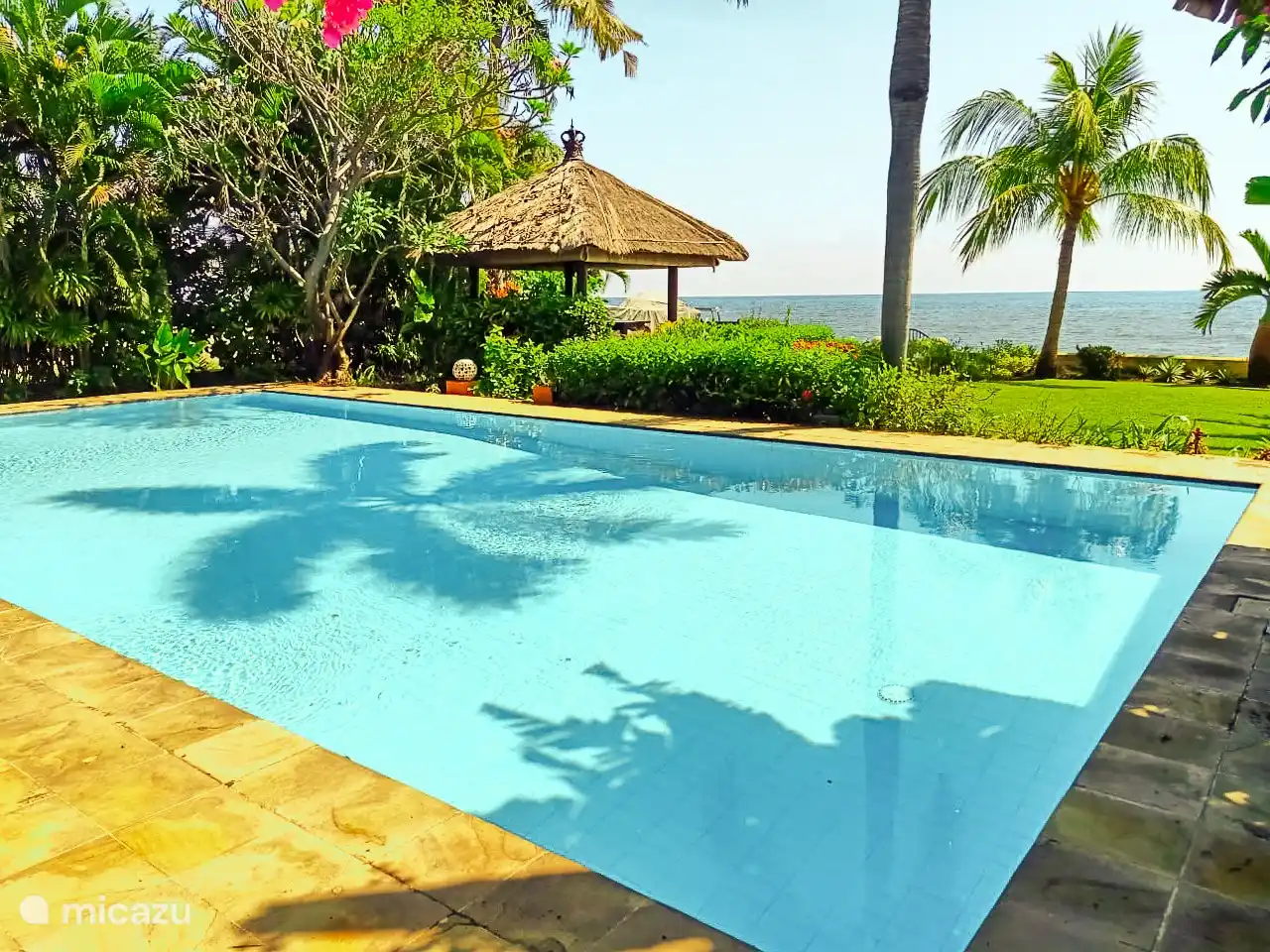 Fantástica piscina grande con vistas a Villa Bidadari