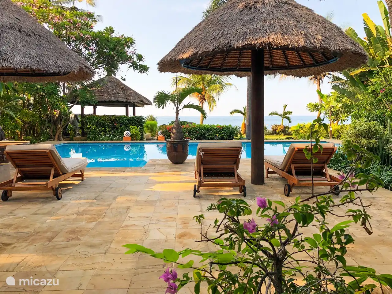 Relájese en la piscina privada con vistas al jardín y al mar de Bali. Villa Bidadari - Bali Sea Villas