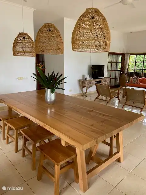 La sala de estar con muebles nuevos.