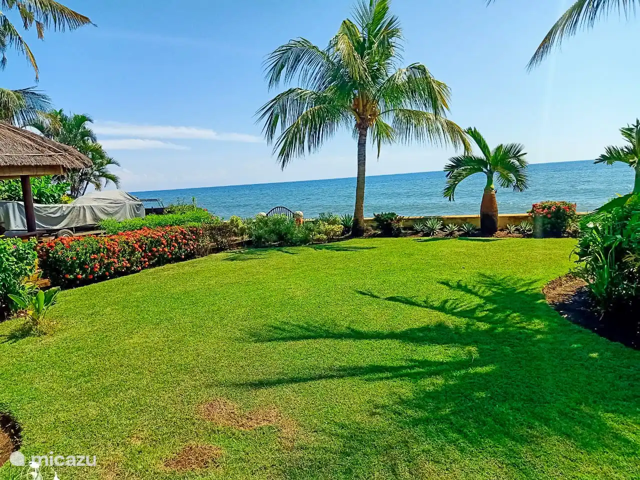 Situado directamente en la playa.