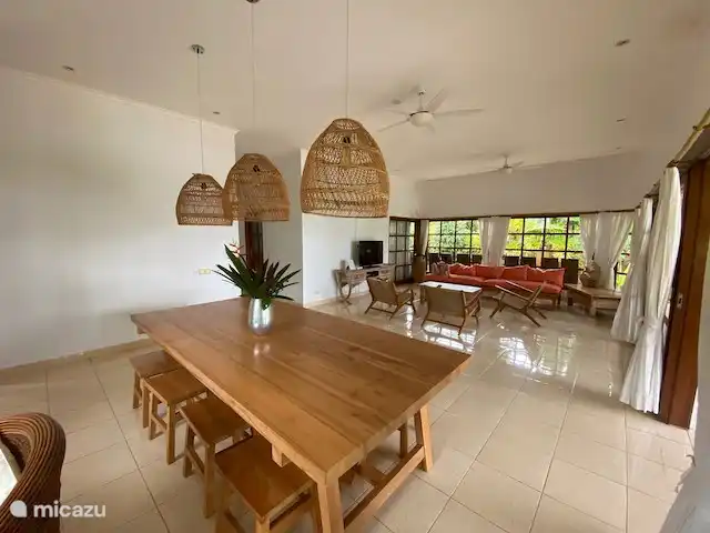 El salón de Villa Bidadari