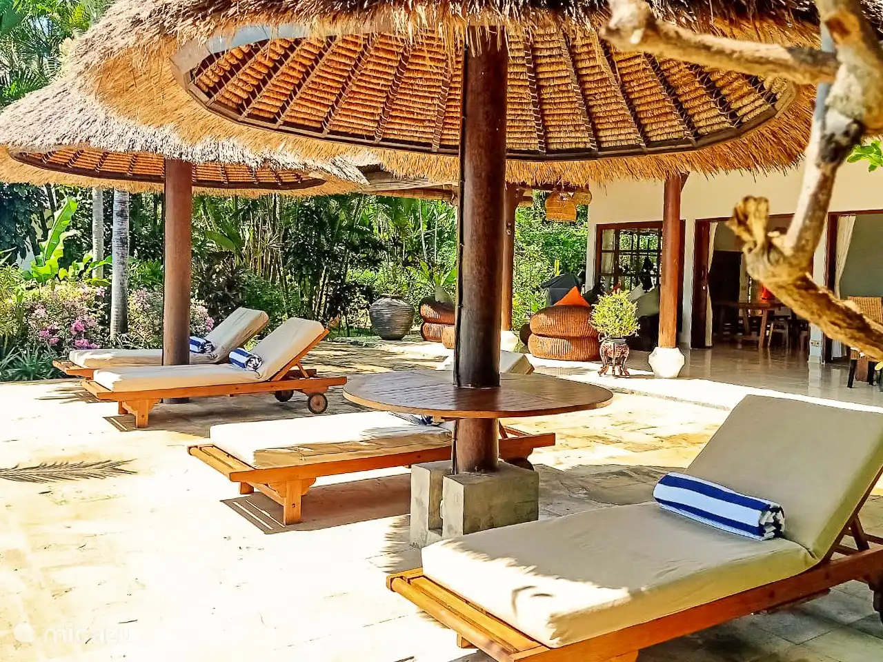 Hermosa terraza y terraza en la piscina y la villa.