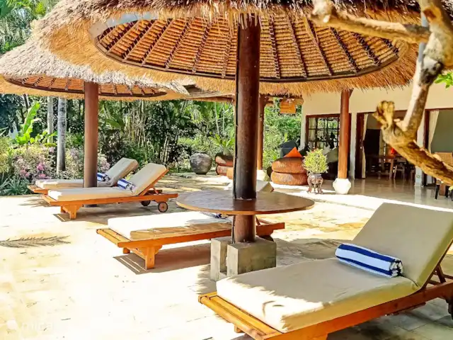 Villa Bidadari 3 chambres + bk piscine plage | Indonésie, Bali, Lovina - villa Belle véranda et terrasse au bord de la piscine et de la villa.