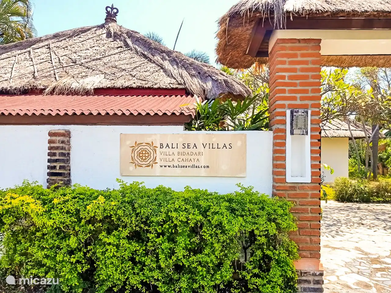 Entrada a Bali Sea Villas, bienvenido a un pedacito de paraíso en Bali.