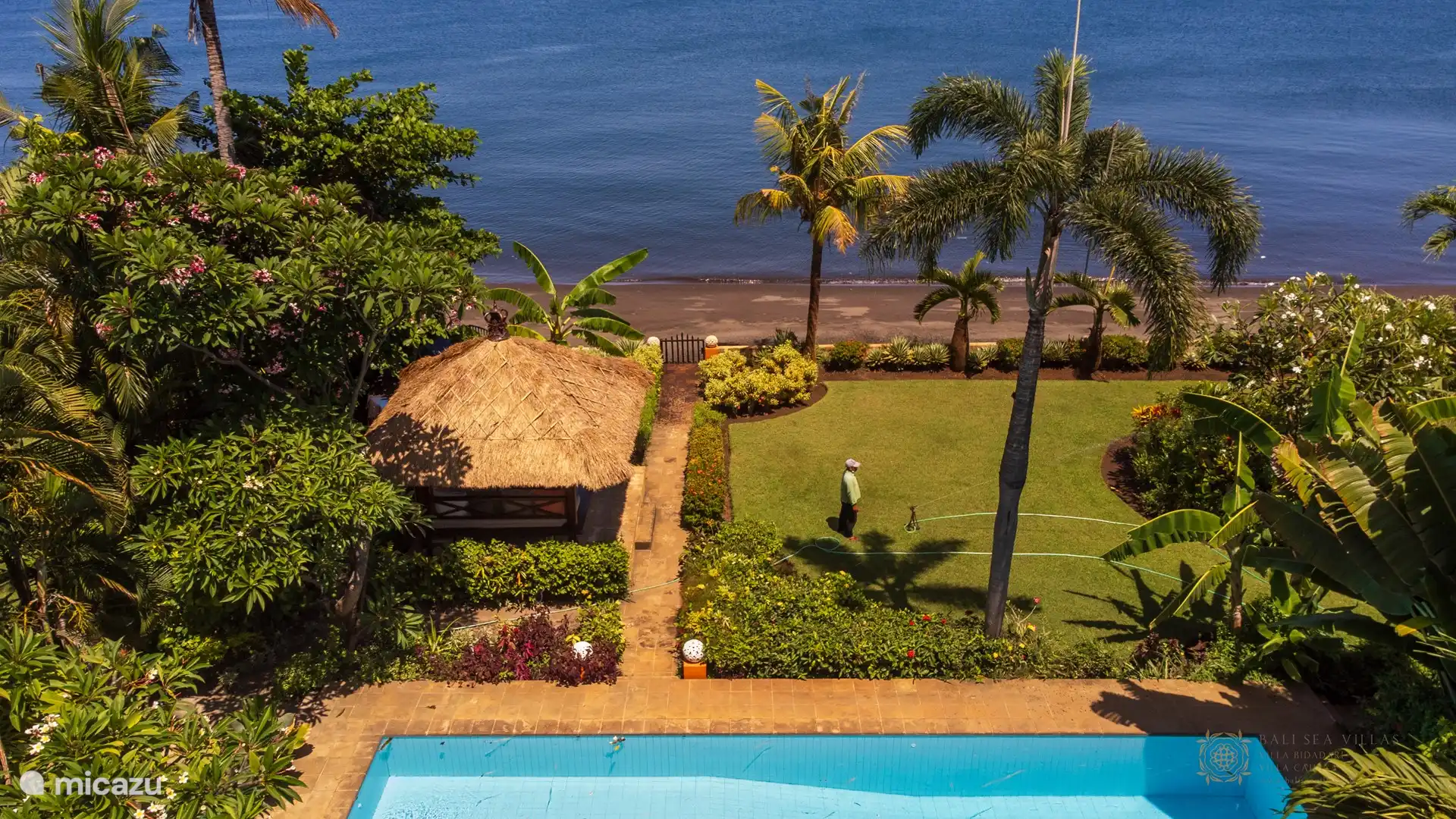 Disfruta de un baño en el mar.