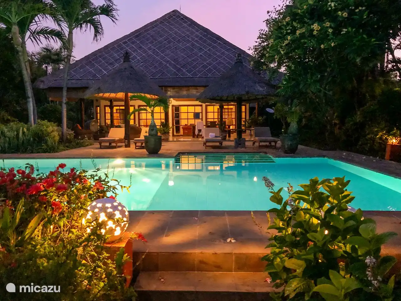 También por la noche se puede disfrutar de villa Bidadari.